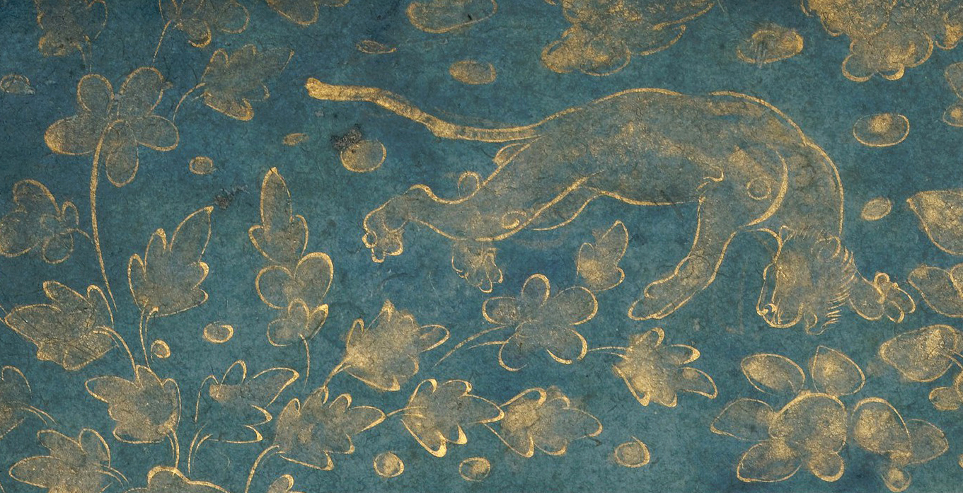 Eine goldene Skizze eines Panthers, der anmutig durch ein florales Muster auf einem blaugrünen Hintergrund springt. Das Bild strahlt Eleganz und Bewegung aus.